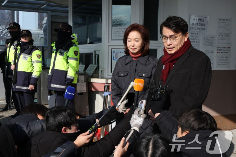 윤상현(오른쪽), 김민전 국민의힘 의원이 7일 오전 경기 의왕시 서울구치소에서 수감 중인 윤석열 대통령을 접견한 후 취재진의 질문에 답변하고 있다.  2025.2.7/뉴스1 ⓒ News1 신웅수 기자