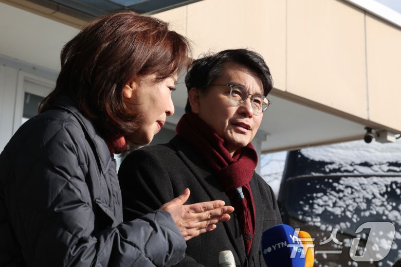 윤상현(오른쪽), 김민전 국민의힘 의원이 7일 오전 경기 의왕시 서울구치소에서 수감 중인 윤석열 대통령을 접견한 후 취재진의 질문에 답변하고 있다.  2025.2.7/뉴스1 ⓒ News1 신웅수 기자