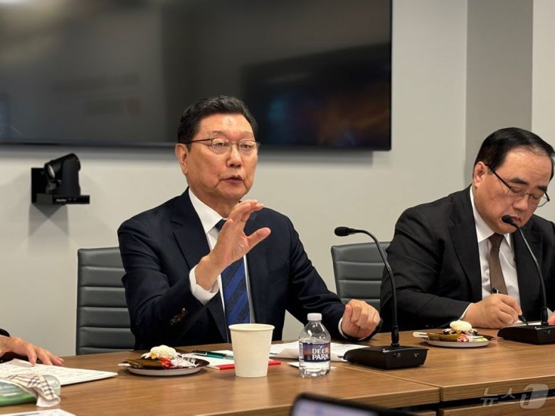 정덕구 전 산업부 장관이 6일(현지시간) 워싱턴DC에서 가진 한국 특파원들과 간담회에서 발언하고 있다. ⓒ News1 류정민 특파원