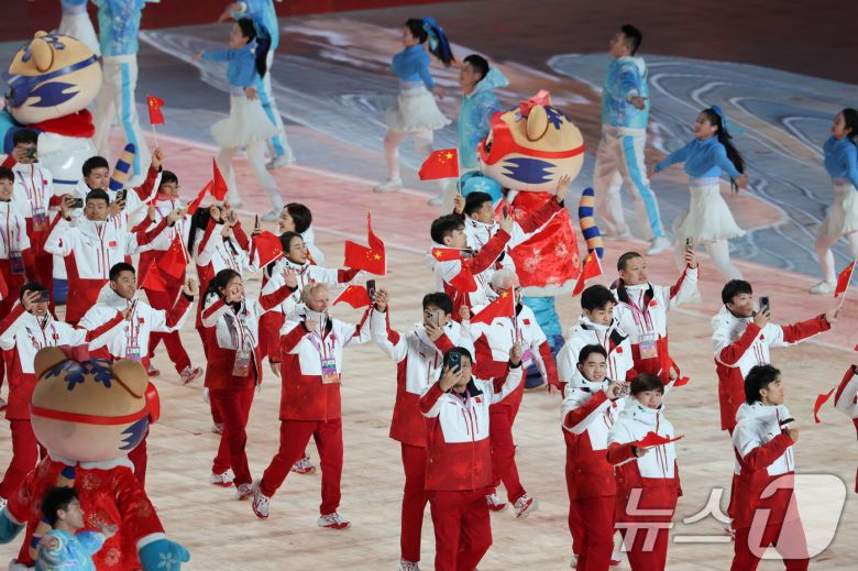 7일(현지시간) 중국 헤이룽장성 하얼빈 국제 컨벤션 전시 스포츠센터에서 열린 제9회 하얼빈 동계아시안게임 개막식에서 중국 선수단이 입장하고 있다. '겨울의 꿈, 아시아의 사랑(Dream of Winter, Love among Asia)'을 슬로건으로 내건 이번 대회는 오는 15일까지 열릴 예정이다. 우리나라는 총 222명(선수 148명·경기 임원 52명·본부 임원 22명) 선수단을 파견해 종합 2위 수성에 도전한다. 2025.2.7/뉴스1 ⓒ News1 이승배 기자