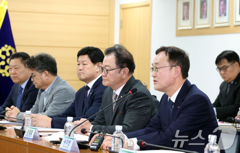 송치영 소상공인연합회 회장이 7일 오전 서울 종로구 새문안로 경제사회노동위원회에서 열린 경제사회노동위원회·소상공인연합회 간담회에서 모두 발언을 하고 있다. 2025.2.7/뉴스1 ⓒ News1 김명섭 기자