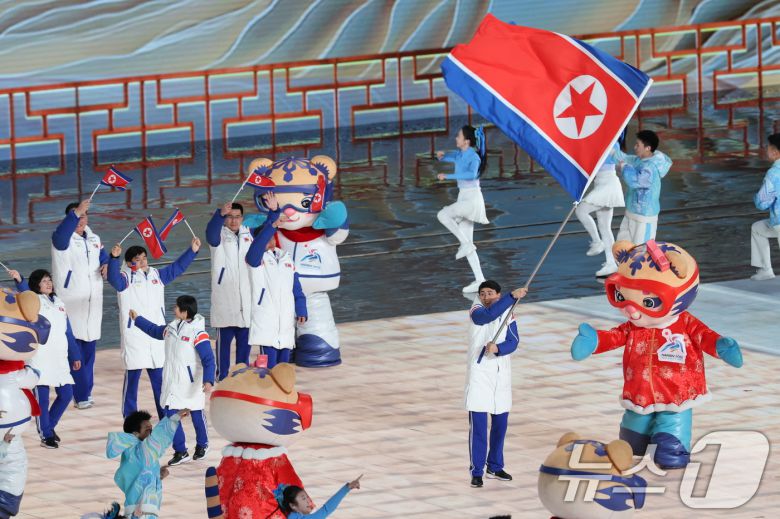 7일(현지시간) 중국 헤이룽장성 하얼빈 국제 컨벤션 전시 스포츠센터에서 열린 제9회 하얼빈 동계아시안게임 개막식에서 북한 선수단이 입장하고 있다. '겨울의 꿈, 아시아의 사랑(Dream of Winter, Love among Asia)'을 슬로건으로 내건 이번 대회는 오는 15일까지 열릴 예정이다. 우리나라는 총 222명(선수 148명·경기 임원 52명·본부 임원 22명) 선수단을 파견해 종합 2위 수성에 도전한다. 2025.2.7/뉴스1 ⓒ News1 이승배 기자