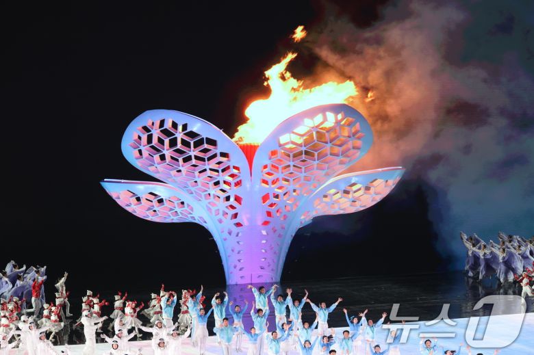 7일(현지시간) 중국 헤이룽장성 하얼빈 국제 컨벤션 전시 스포츠센터에서 열린 제9회 하얼빈 동계아시안게임 개막식에서 성화 점화 영상이 나오고 있다. '겨울의 꿈, 아시아의 사랑(Dream of Winter, Love among Asia)'을 슬로건으로 내건 이번 대회는 오는 15일까지 열릴 예정이다. 우리나라는 총 222명(선수 148명·경기 임원 52명·본부 임원 22명) 선수단을 파견해 종합 2위 수성에 도전한다. 2025.2.7/뉴스1 ⓒ News1 이승배 기자