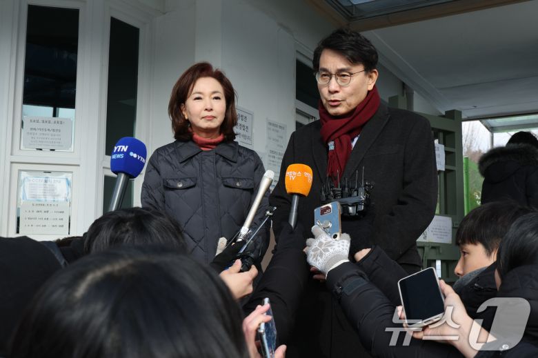 윤상현(오른쪽), 김민전 국민의힘 의원이 7일 오전 경기 의왕시 서울구치소에서 수감 중인 윤석열 대통령을 접견한 후 취재진의 질의에 답변하고 있다. 2025.2.7/뉴스1 ⓒ News1 신웅수 기자