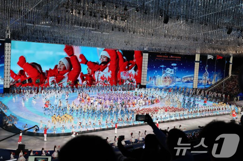 7일(현지시간) 중국 헤이룽장성 하얼빈 국제 컨벤션 전시 스포츠센터에서 열린 제9회 하얼빈 동계아시안게임 개막식에서 축하공연이 펼쳐지고 있다. '겨울의 꿈, 아시아의 사랑(Dream of Winter, Love among Asia)'을 슬로건으로 내건 이번 대회는 오는 15일까지 열릴 예정이다. 우리나라는 총 222명(선수 148명·경기 임원 52명·본부 임원 22명) 선수단을 파견해 종합 2위 수성에 도전한다. 2025.2.7/뉴스1 ⓒ News1 이승배 기자