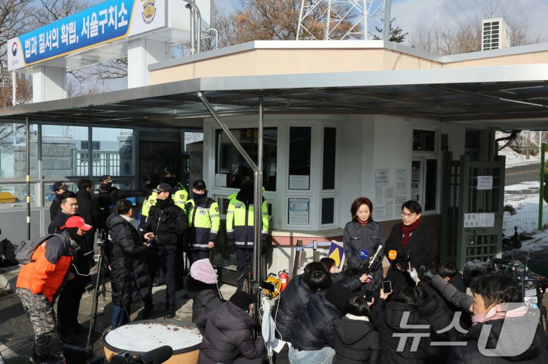 윤상현(오른쪽), 김민전 국민의힘 의원이 7일 오전 경기 의왕시 서울구치소에서 수감 중인 윤석열 대통령을 접견한 후 취재진의 질문에 답변하고 있다.  2025.2.7/뉴스1 ⓒ News1 신웅수 기자