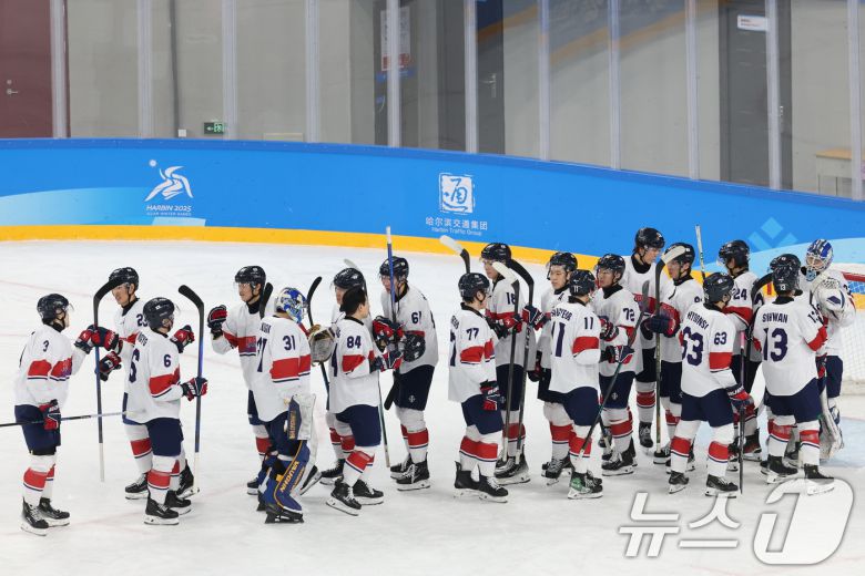 7일(현지시간) 중국 하얼빈체육대학 학생빙상장에서 열린 하얼빈 동계아시안게임 남자 아이스하키 예선 한국과 일본의 경기에서 5대2 승리를 거둔 선수들이 자축하고 있다. 2025.2.7/뉴스1 ⓒ News1 이승배 기자