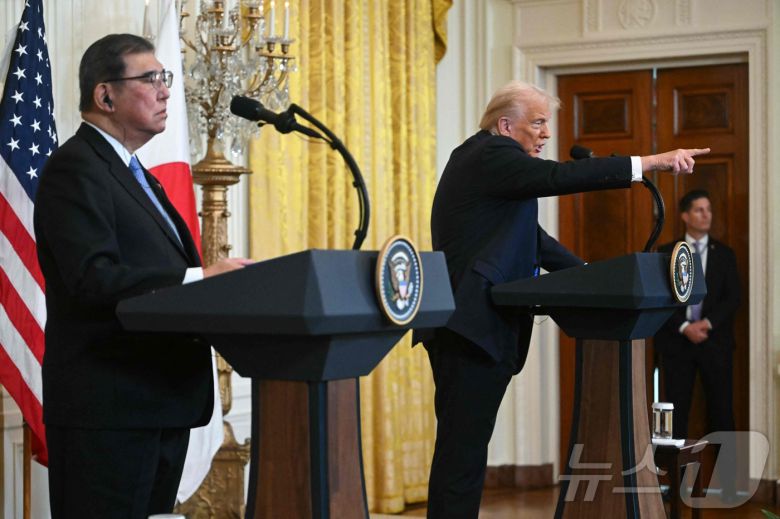 도널드 트럼프 미국 대통령(오른쪽)이 7일(현지시간) 워싱턴 DC 백악관 이스트룸에서 열린 공동 기자회견에서 이시바 시게루 일본 총리가 경청하는 가운데 발언하고 있다. ⓒ AFP=뉴스1 ⓒ News1 류정민 특파원