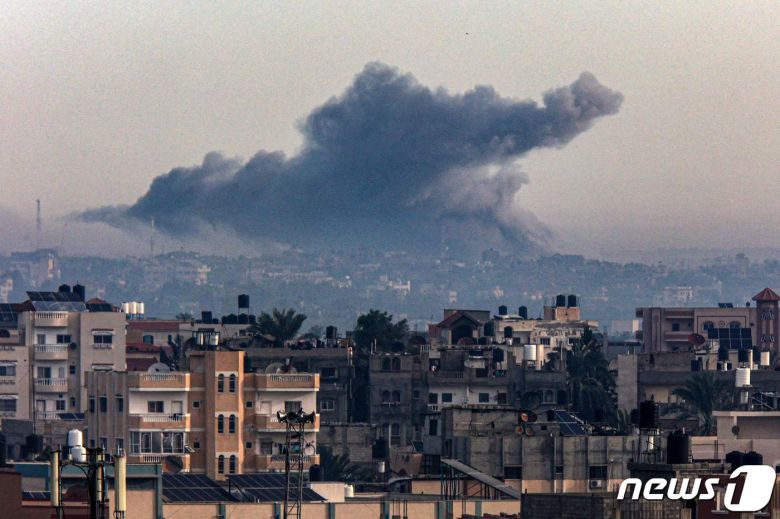20일(현지시간) 이스라엘군이 가자지구 칸 유니스를 공습하고 있는 모습. 2023.12.20. ⓒ AFP=뉴스1 ⓒ News1 정윤영 기자