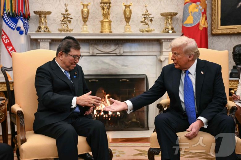 도널드 트럼프 미국 대통령(오른쪽)과 이시바 시게루 일본 총리가 미국 워싱턴DC 백악관에서 만나 회담하고 있다. 2025.02.07 ⓒ AFP=뉴스1 ⓒ News1 정지윤 기자