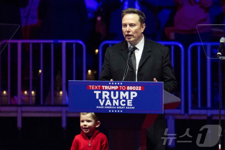 일론 머스크 테슬라 CEO가 19일(현지시간) 워싱턴 '캐피털 원 아레나' 경기장에서 열린 도널드 트럼프 대통령 당선인의 MAGA 대선 승리 축하 집회에 아들 X와 참석해 연설을 하고 있다. 2025.01,20 ⓒ AFP=뉴스1 ⓒ News1 우동명 기자