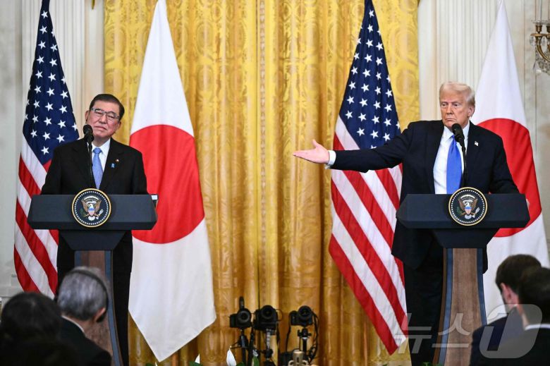 도널드 트럼프 미국 대통령과 이시바 시게루 일본 총리가 7일(현지시간) 워싱턴 DC 백악관 이스트룸에서 회담 후 공동 기자회견을 하고 있다. 2025.2.8 ⓒ AFP=뉴스1 ⓒ News1 오대일 기자