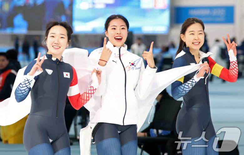 9일(현지시간) 중국 헤이룽장성 하얼빈 스피드 스케이트 오벌에서 열린 하얼빈 동계아시안게임 스피드 스케이팅 여자 팀스프린트에서 우승한 김민지, 이나현, 김민선이 기뻐하고 있다. 2025.2.9/뉴스1 ⓒ News1 이승배 기자