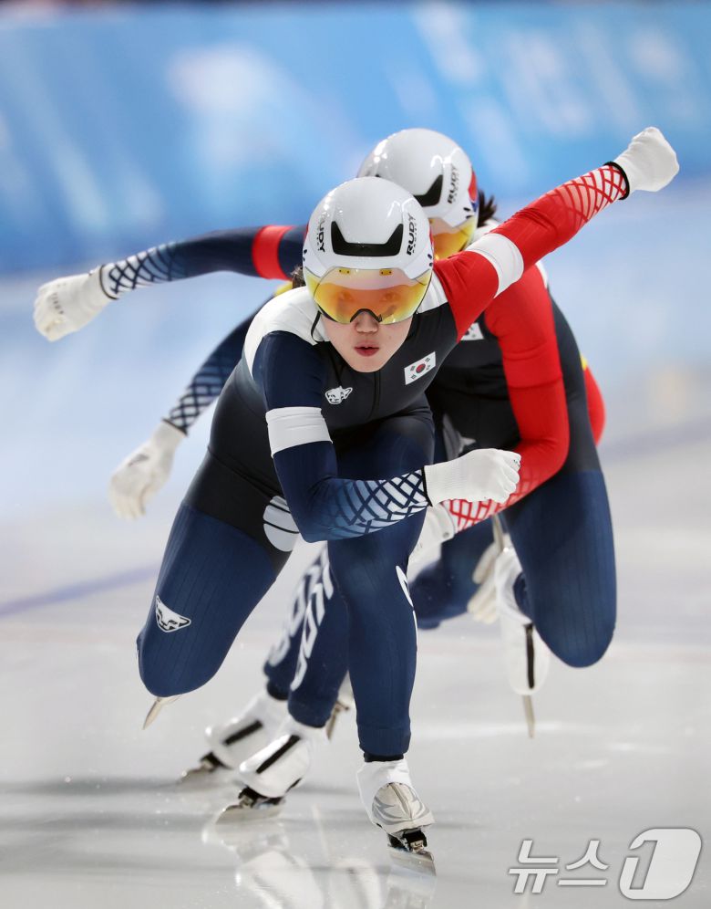 9일(현지시간) 중국 헤이룽장성 하얼빈 스피드 스케이트 오벌에서 열린 하얼빈 동계아시안게임 스피드 스케이팅 여자 팀스프린트에서 대한민국 대표팀 선수들이 역주하고 있다. 김민지, 이나현, 김민선으로 구성된 대표팀은 이날 1분 28초 62로 금메달을 획득했다. 2025.2.9/뉴스1 ⓒ News1 이승배 기자