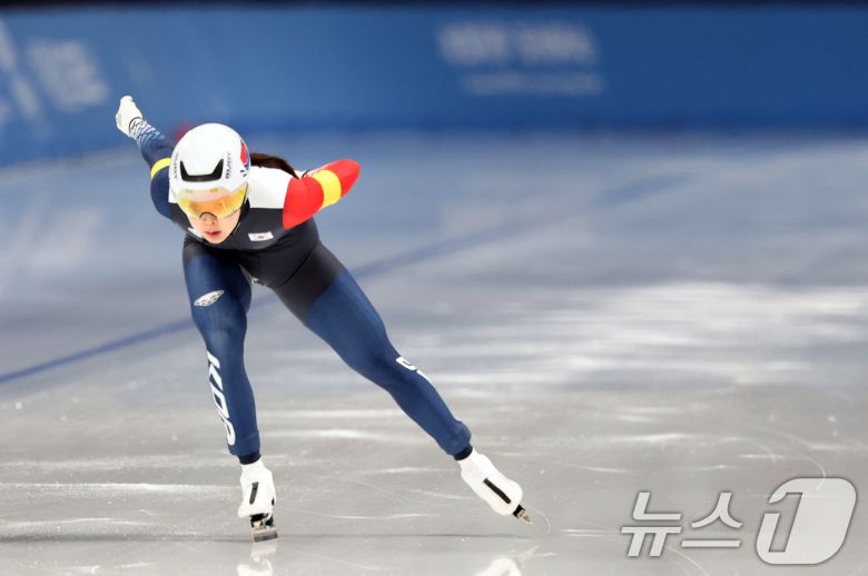 9일(현지시간) 중국 헤이룽장성 하얼빈 스피드 스케이트 오벌에서 열린 하얼빈 동계아시안게임 스피드 스케이팅 여자 팀스프린트에서 마지막 주자로 나선 김민선이 역주하고 있다. 김민지, 이나현, 김민선으로 구성된 대표팀은 이날 1분 28초 62로 금메달을 획득했다. 2025.2.9/뉴스1 ⓒ News1 이승배 기자