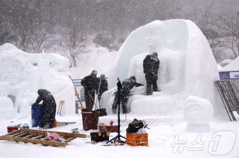 제32회 태백산 눈축제가 '2025 태백겨울축제'라는 새로운 명칭과 함께 지난 7일부터 오는 16일까지 강원 태백시 일원에서 열리는 가운데 첫날인 지난 7일 태백시 당골과장에서 다양한 행사가 펼쳐지고 있는 모습. (태백시 제공) 2025.2.7/뉴스1 ⓒ News1 신관호 기자