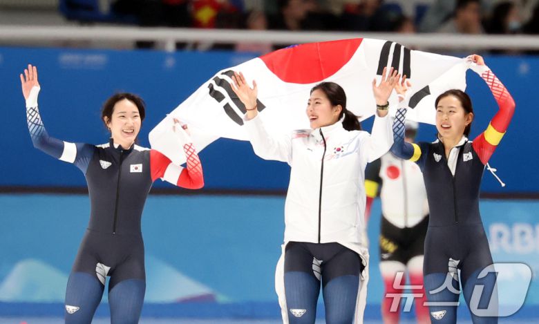 9일(현지시간) 중국 헤이룽장성 하얼빈 스피드 스케이트 오벌에서 열린 하얼빈 동계아시안게임 스피드 스케이팅 여자 팀스프린트에서 금메달을 획득한 대한민국 대표팀 선수들이 태극기를 들고 기뻐하고 있다. 김민지, 이나현, 김민선으로 구성된 대표팀은 이날 1분 28초 62로 금메달을 획득했다. 2025.2.9/뉴스1 ⓒ News1 이승배 기자
