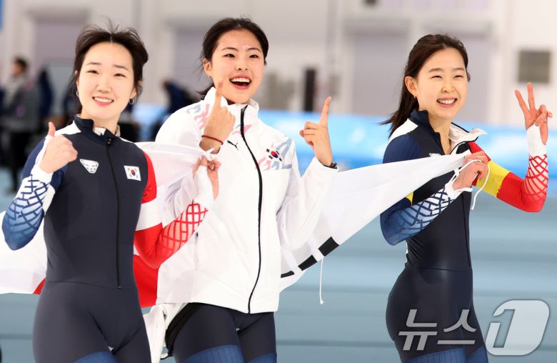 9일(현지시간) 중국 헤이룽장성 하얼빈 스피드 스케이트 오벌에서 열린 하얼빈 동계아시안게임 스피드 스케이팅 여자 팀스프린트에서 금메달을 획득한 대한민국 대표팀 선수들이 태극기를 들고 기뻐하고 있다. 김민지, 이나현, 김민선으로 구성된 대표팀은 이날 1분 28초 62로 금메달을 획득했다. 2025.2.9/뉴스1 ⓒ News1 이승배 기자