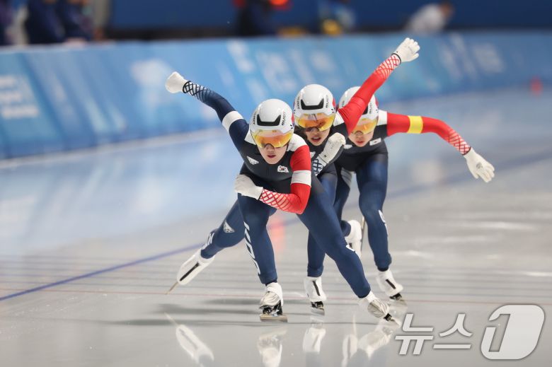 9일(현지시간) 중국 헤이룽장성 하얼빈 스피드 스케이트 오벌에서 열린 하얼빈 동계아시안게임 스피드 스케이팅 여자 팀스프린트에 출전한 김민지, 김민선, 이나현이 역주하고 있다. 대표팀은 이날 1분 28초 62로 금메달을 획득했다. 2025.2.9/뉴스1 ⓒ News1 이승배 기자