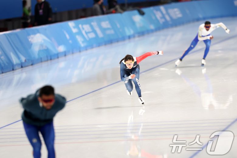 하얼빈 동계아시안게임에 출전하는 대한민국 스피드 스케이팅 대표팀이 5일 중국 헤이룽장성 하얼빈 스피드 스케이트 오벌에서 훈련하고 있다. 2025.2.5/뉴스1 ⓒ News1 이승배 기자