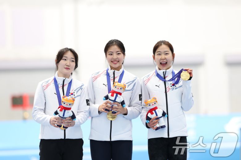 9일(현지시간) 중국 헤이룽장성 하얼빈 스피드 스케이트 오벌에서 열린 하얼빈 동계아시안게임 스피드 스케이팅 여자 팀스프린트 시상식에서 김민지(왼쪽부터), 이나현, 김민선이 금메달을 들어보이고 있다. 대표팀은 이날 1분 28초 62로 금메달을 획득했다. 2025.2.9/뉴스1 ⓒ News1 이승배 기자