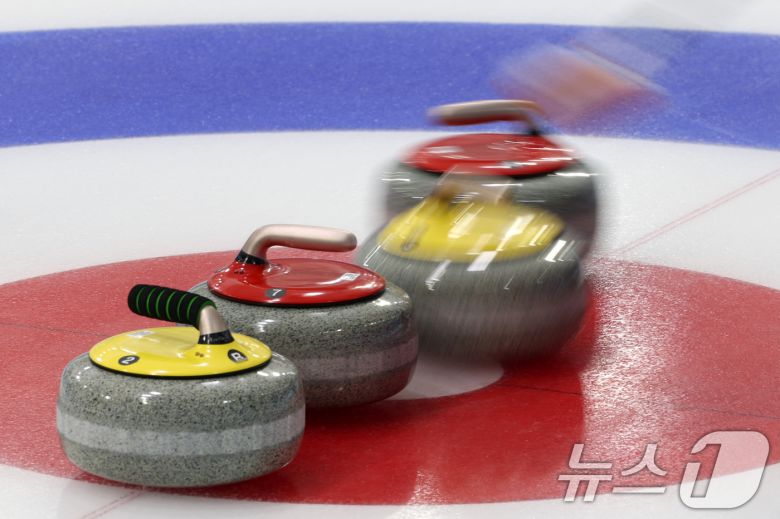 6일(현지시간) 중국 헤이룽장성 하얼빈시 핑팡컬링아레나에서 열린 하얼빈 동계아시안게임 컬링 혼성 믹스더블 B조 대한민국과 중국의 경기에서 김경애의 스톤이 하우스 중앙을 향하고 있다. 2025.2.6/뉴스1 ⓒ News1 이승배 기자