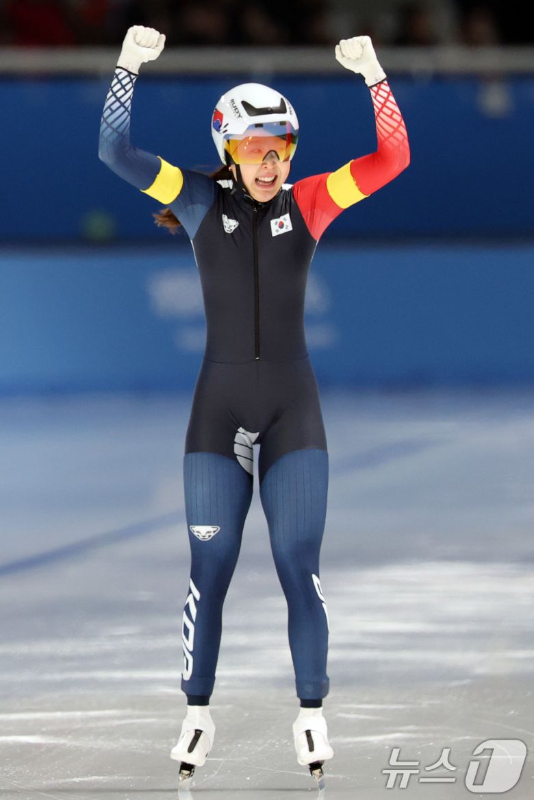 9일(현지시간) 중국 헤이룽장성 하얼빈 스피드 스케이트 오벌에서 열린 하얼빈 동계아시안게임 스피드 스케이팅 여자 팀스프린트에서 마지막 주자로 나선 김민선이 결승선을 통과하며 기뻐하고 있다. 김민지, 이나현, 김민선으로 구성된 대표팀은 이날 1분 28초 62로 금메달을 획득했다. 2025.2.9/뉴스1 ⓒ News1 이승배 기자
