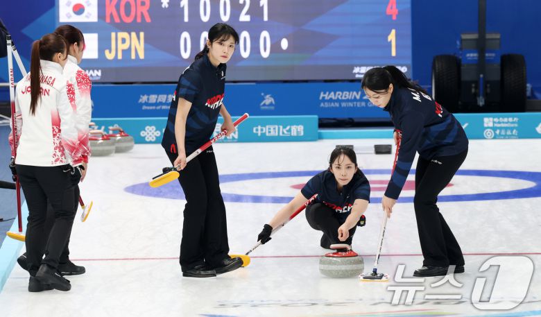 9일(현지시간) 중국 헤이룽장성 하얼빈시 핑팡컬링아레나에서 열린 하얼빈 동계아시안게임 컬링 라운드로빈 한국과 일본의 경기에서 김수지가 투구하고 있다. 2025.2.9/뉴스1 ⓒ News1 이승배 기자