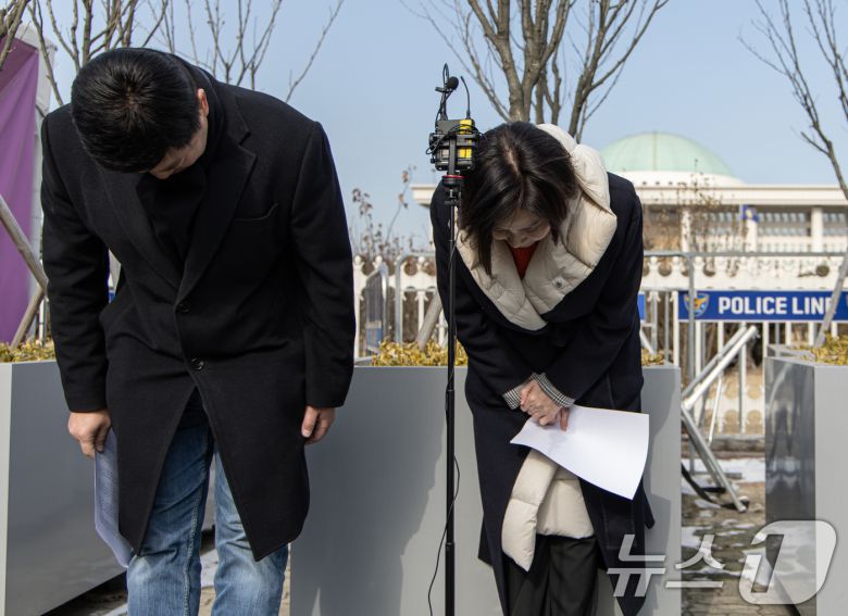 허은아 전 개혁신당 대표가 10일 오전 서울 여의도 국회 앞에서 열린 특별 기자회견을 마친 후 인사하고 있다. 2025.2.10/뉴스1 ⓒ News1 이재명 기자
