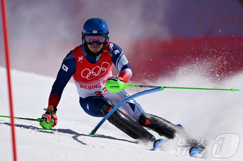 정동현이 2025 하얼빈 동계 아시안게임 알파인스키 남자 회전 은메달을 땄다. ⓒ AFP=뉴스1