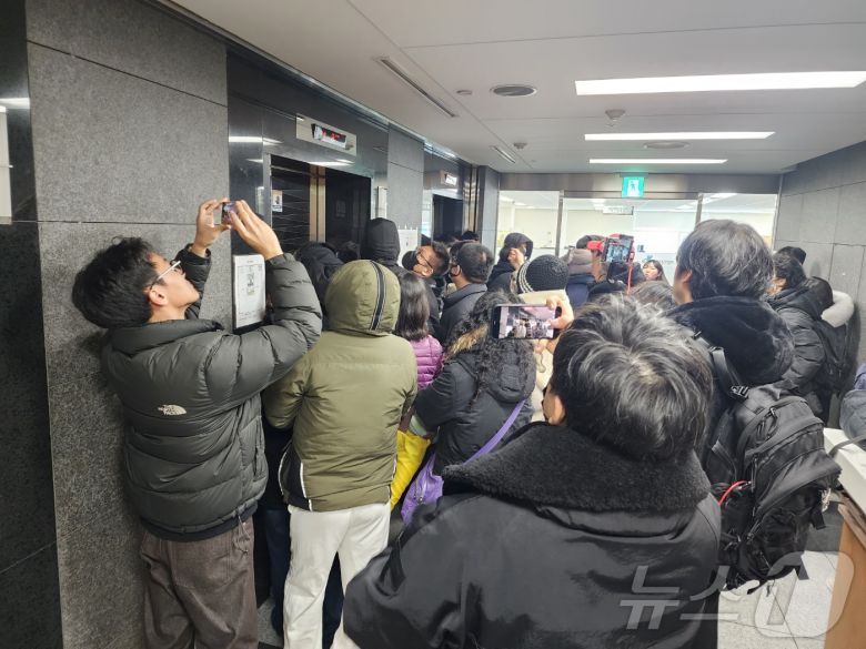 10일 캡틴 아메리카 복장을 입은 윤석열 대통령 지지자가 국가인권위원회 엘레베이터 앞을 막고 있다. 2025.2.10/뉴스1 ⓒ News1 권진영 기자