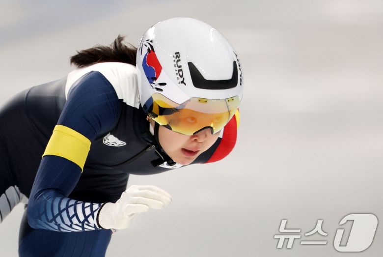9일(현지시간) 중국 헤이룽장성 하얼빈 스피드 스케이트 오벌에서 열린 하얼빈 동계아시안게임 스피드 스케이팅 여자 팀스프린트에서 마지막 주자 김민선이 역주하고 있다. 2025.2.9/뉴스1 ⓒ News1 이승배 기자