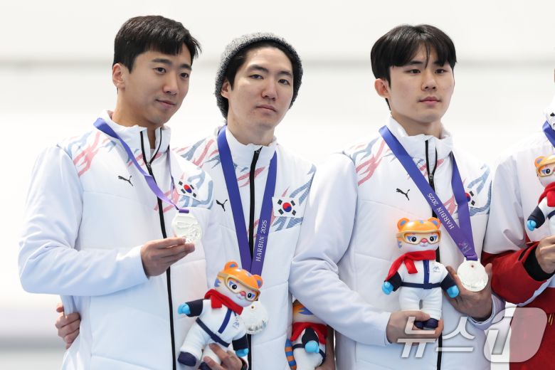 10일(현지시간) 중국 헤이룽장성 하얼빈 스피드 스케이트 오벌에서 열린 하얼빈 동계아시안게임 스피드 스케이팅 남자 팀 스프린트 시상식에서 김준호, 차민규, 조상혁이 포토타임을 갖고 있다. 2025.2.10/뉴스1 ⓒ News1 이승배 기자