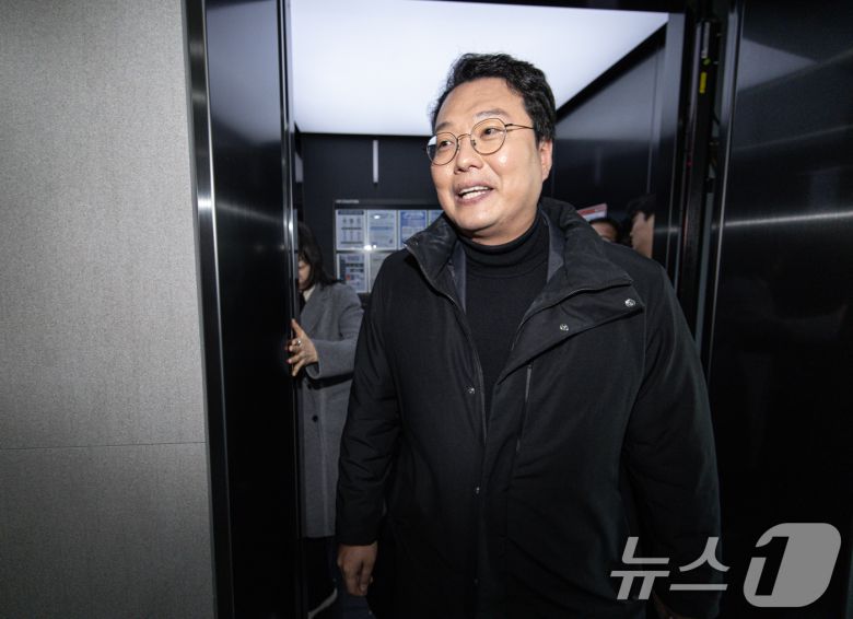 천하람 개혁신당 당대표 권한대행 겸 원내대표가 10일 오후 서울 모처에서 허은아 전 대표와 비공개 회동을 갖기 위해 들어서고 있다. 그러나 허 전 대표가 회동 장소에 나타나지 않으면서 천 권한대행은 빈손으로 돌아가게 됐다. 2025.2.10/뉴스1 ⓒ News1 이재명 기자