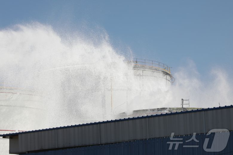 10일 오전 11시 15분께 울산 울주 온산읍에 위치한 유나이티드터미널코리아(UTK) 내 탱크터미널에서 화재가 발생했다. 소방당국은 수성막포를 살포해 투입 15분만에 불길을 잡았다..2025.2.10/뉴스1 ⓒ News1 김지혜 기자