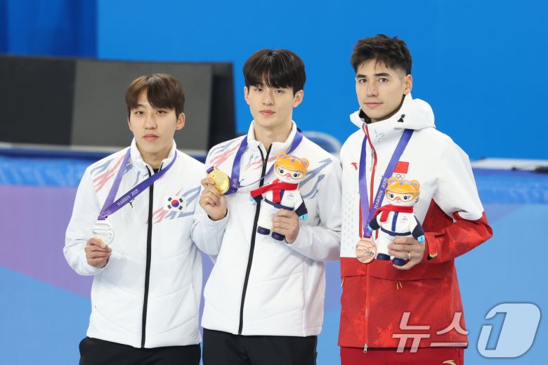 9일(현지시간) 중국 헤이룽장성 하얼빈 빙상훈련센터 다목적홀에서 열린 하얼빈 동계아시안게임 쇼트트랙 남자 1000m 시상식에서 대한민국 장성우가 금메달을 들어보이고 있다. 왼쪽부터 은메달 대한민국 박지원, 장성우, 중국 리우 샤오앙. 2025.2.9/뉴스1 ⓒ News1 이승배 기자