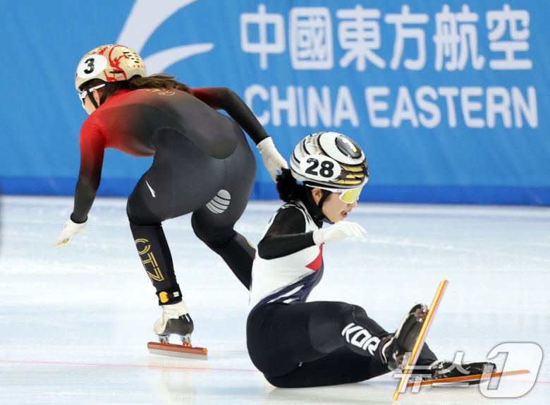 9일(현지시간) 중국 헤이룽장성 하얼빈 빙상훈련센터 다목적홀에서 열린 하얼빈 동계아시안게임 여자 쇼트트랙 3,000m 계주 결승에서 대한민국 김길리가 넘어지고 있다. 김건희, 김길리, 이소연, 최민정이 나선 대표팀은 4위를 차지했다. 2025.2.9/뉴스1 ⓒ News1 이승배 기자