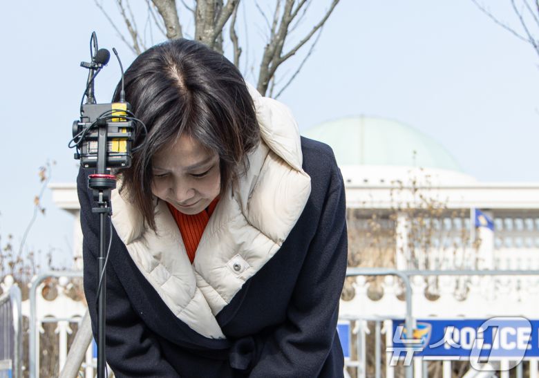 허은아 전 개혁신당 대표가 10일 오전 서울 여의도 국회 앞에서 열린 특별 기자회견을 마친 후 인사하고 있다. 2025.2.10/뉴스1 ⓒ News1 이재명 기자