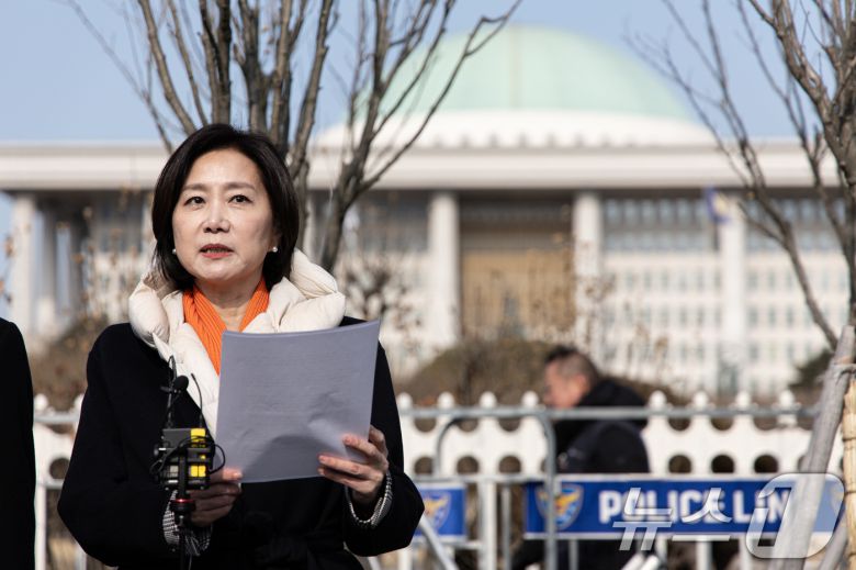허은아 전 개혁신당 대표가 10일 오전 서울 여의도 국회 앞에서 열린 특별 기자회견에서 발언을 하고 있다. 2025.2.10/뉴스1 ⓒ News1 이재명 기자