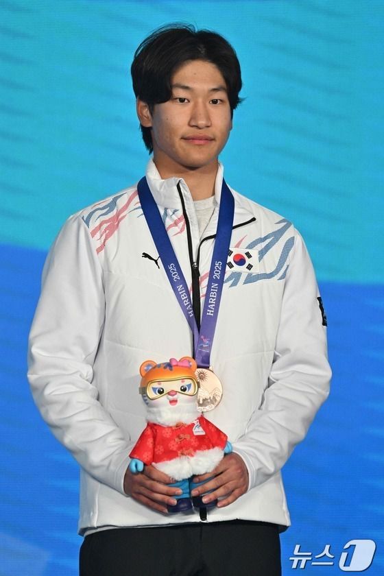2025 하얼빈 동계 아시안게임 스노보드빅에어에서 동메달을 획득한 강동훈. ⓒ AFP=뉴스1