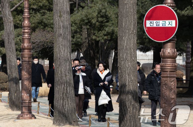 허은아 전 개혁신당 대표가 10일 오전 서울 여의도 국회 앞에서 열린 특별 기자회견에 참석하기 위해 발걸음을 옮기고 있다. 2025.2.10/뉴스1 ⓒ News1 이재명 기자