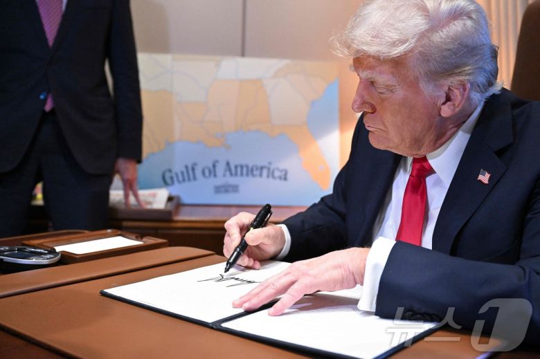 도널드 트럼프 미국 대통령이 9일(현지시간) 미국 프로풋볼 결승전인 슈퍼볼이 열리는 루이지애나주 뉴올리언스로 이동하는 전용기서 멕시코만을 '걸프 오브 아메리카'로 바꾸는 포고문에 서명을 하고 있다. 트럼프는 이후 기자들에게 내주 철강, 알루미늄에 25%의 관세를 예외 없이 부과하고, 상호관세는 10~11일쯤 발표하겠다고 밝혔다. 2025.02.10 ⓒ AFP=뉴스1 ⓒ News1 우동명 기자