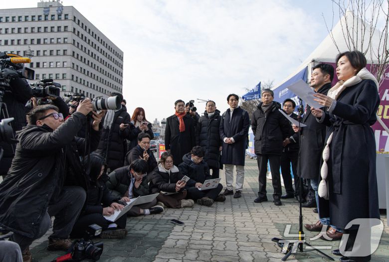 허은아 전 개혁신당 대표가 10일 오전 서울 여의도 국회 앞에서 열린 특별 기자회견에서 발언을 하고 있다. 2025.2.10/뉴스1 ⓒ News1 이재명 기자