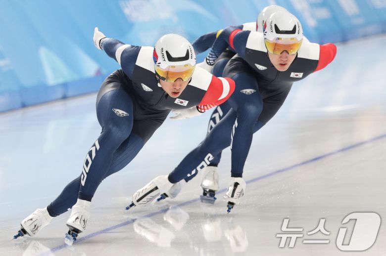 10일(현지시간) 중국 헤이룽장성 하얼빈 스피드 스케이트 오벌에서 열린 하얼빈 동계아시안게임 스피드 스케이팅 남자 팀 스프린트에서 김준호, 차민규, 조상혁이 역주하고 있다. 2025.2.10/뉴스1 ⓒ News1 이승배 기자