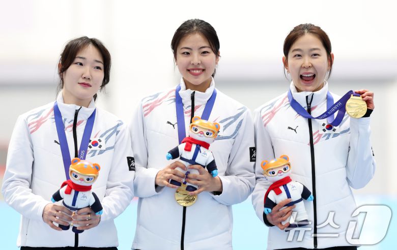9일(현지시간) 중국 헤이룽장성 하얼빈 스피드 스케이트 오벌에서 열린 하얼빈 동계아시안게임 스피드 스케이팅 여자 팀스프린트에서 우승한 김민지, 이나현, 김민선이 기뻐하고 있다. 2025.2.9/뉴스1 ⓒ News1 이승배 기자