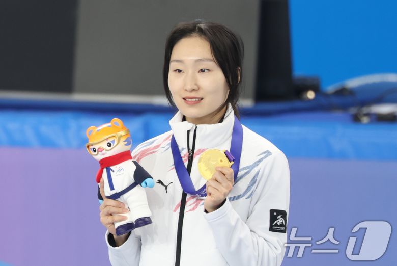 9일(현지시간) 중국 헤이룽장성 하얼빈 빙상훈련센터 다목적홀에서 열린 하얼빈 동계아시안게임 쇼트트랙 여자 1000m 시상식에서 금메달을 차지한 최민정이 미소 짓고 있다. 2025.2.9/뉴스1 ⓒ News1 이승배 기자