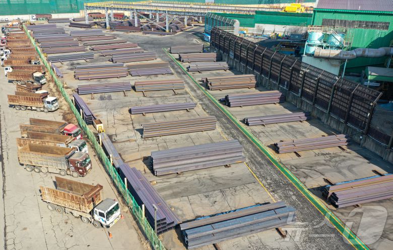 도널드 트럼프 미국 대통령이 10일(현지시간) 미국으로 수입되는 모든 철강과 알루미늄에 25%의 관세를 부과한다고 공식 발표했다. 이번 철강과 알루미늄에 대한 25% 관세는 오는 3월 4일부터 적용될 예정이다. 11일 인천의 한 제철공장에 철근이 쌓여 있다. 2025.2.11/뉴스1 ⓒ News1 김도우 기자