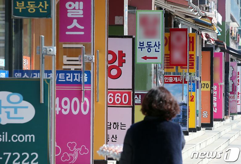 서울 시내 공인중개소가 밀집된 한 상가 앞으로 시민들이 지나고 있다. /뉴스1 ⓒ News1 박정호 기자