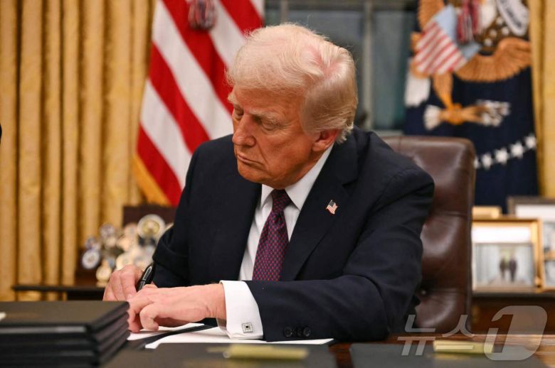 도널드 트럼프 미국 대통령이 20일 (현지시간) 제47대 대통령 취임식을 마친 뒤 워싱턴 백악관에서 행정 명령에 서명을 하고 있다. 2025.01.21 ⓒ AFP=뉴스1 ⓒ News1 우동명 기자