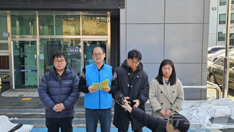 전국교직원노동조합 강원지부가 11일 춘천지법 법정 앞에서  현장체험학습 재판 결과에 대한 입장을 밝히고 있다.2025.2.11 한귀섭 기자